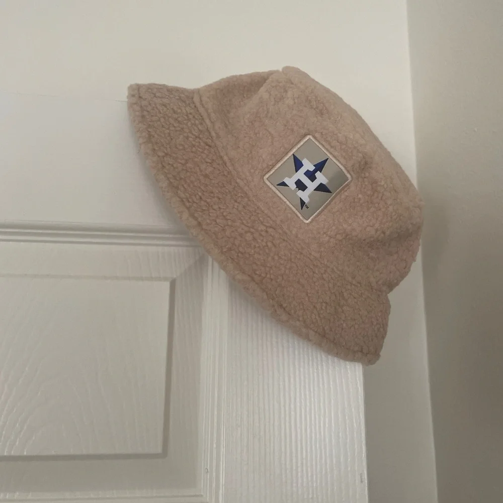 🤎 Houston Astros Sherpa Bucket Hat 🤎 - Picture 5 of 9